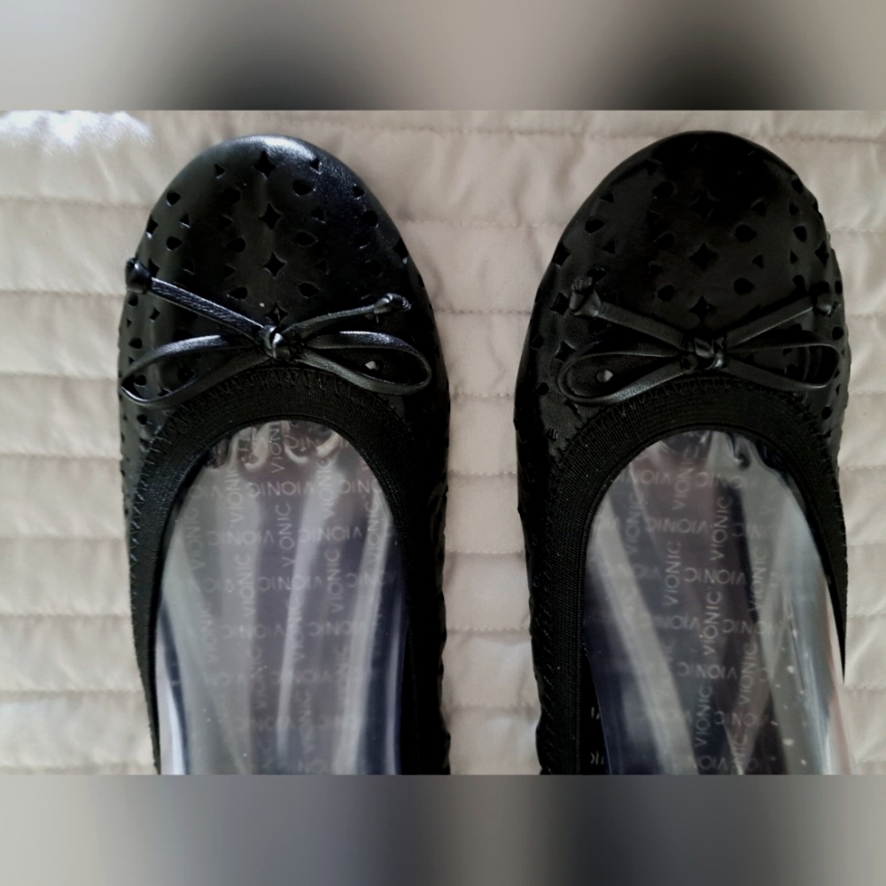 VIONIC Black Flats with Classic Silhouette PERFORATED with a CUTE BOW never worn - Picture 8 of 9